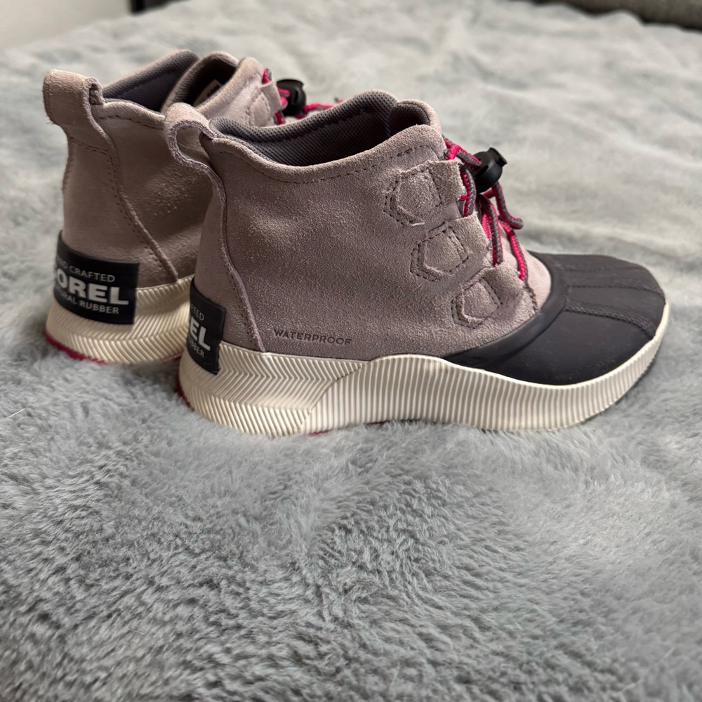 Sorel Waterproof Suede Ankle Boots in Gray with Pink Laces Size 2